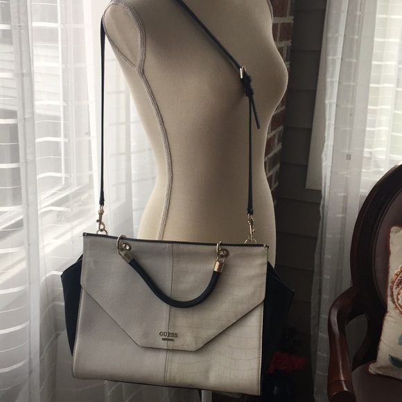 Guess color-block handbag 👜 - Picture 8 of 8